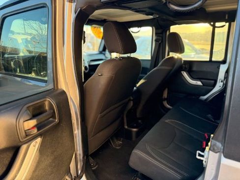 Used 2018 Jeep Wrangler Unlimited Sahara AWD/4WD image 15