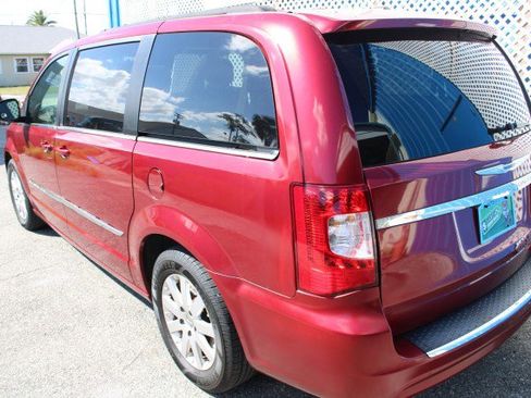 Used 2013 Chrysler Town & Country Touring image 5