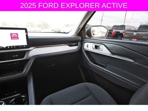 Used 2025 Ford Explorer Active RWD image 12