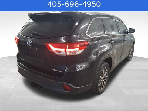 Used 2017 Toyota Highlander SE image 4