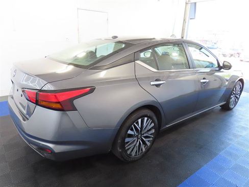 Used 2025 Nissan Altima 2.5 SV FWD image 14