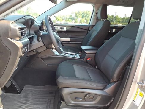 Used 2024 Ford Explorer XLT AWD/4WD image 3