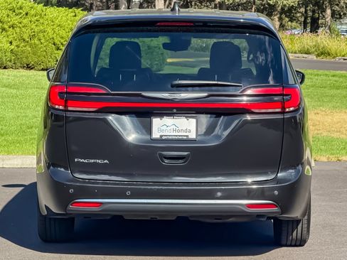 Used 2023 Chrysler Pacifica Touring-L FWD image 5