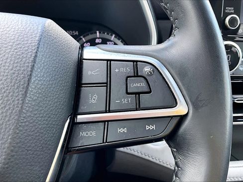 Used 2021 Toyota Highlander XLE FWD image 25