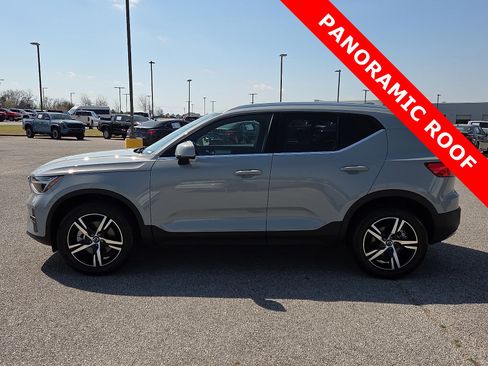 Used 2024 Volvo XC40 B5 Core AWD/4WD image 3