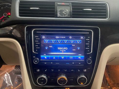 Used 2014 Volkswagen Passat 1.8T SEL Premium image 26