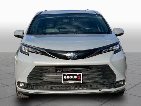 Used 2023 Toyota Sienna XLE Woodland Edition AWD/4WD image 4