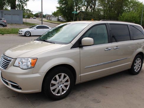 Used 2015 Chrysler Town & Country Touring w/ Driver Convenience Group FWD image 4