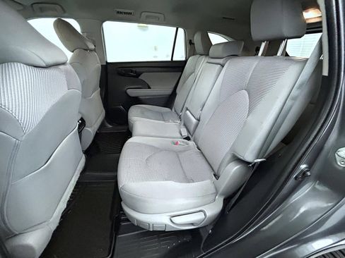 Used 2022 Toyota Highlander L FWD image 21