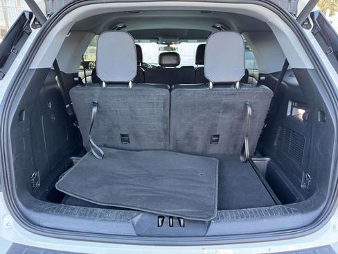 Used 2022 Ford Explorer XLT w/ Equipment Group 202A image 7