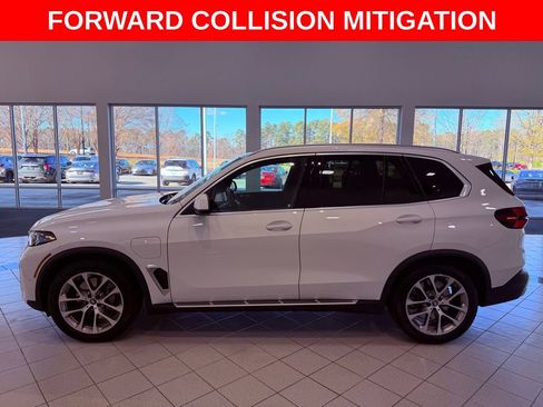 Used 2025 BMW X5 xDrive50e image 4