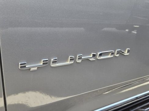 Used 2023 GMC Yukon XL SLT RWD image 4