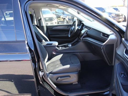 Used 2023 Jeep Grand Cherokee L Laredo image 6