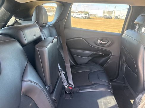 Used 2020 Jeep Cherokee Latitude Plus image 19