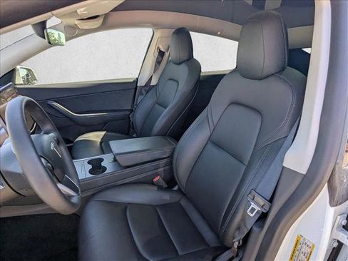 Used 2022 Tesla Model Y Long Range image 18