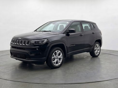 Used 2025 Jeep Compass Latitude image 3