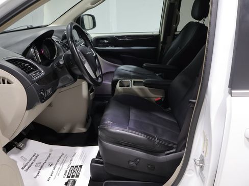 Used 2016 Chrysler Town & Country Touring FWD image 10
