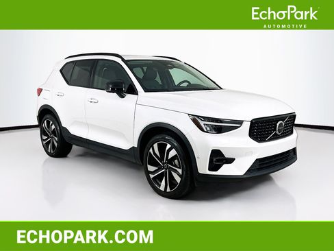 Used 2025 Volvo XC40 B5 Plus AWD/4WD image 1