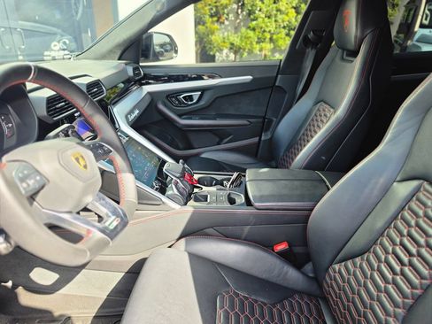 Used 2022 Lamborghini Urus AWD/4WD image 18