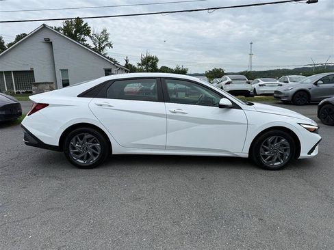 Used 2024 Hyundai Elantra SEL FWD image 6