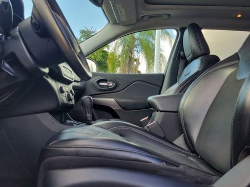 Used 2019 Jeep Cherokee Latitude Plus w/ Comfort/Convenience Group AWD/4WD image 17