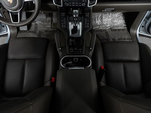 Used 2018 Porsche Cayenne Platinum Edition w/ Premium Package image 38