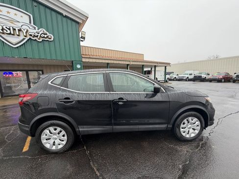 Used 2020 Nissan Rogue Sport S image 2