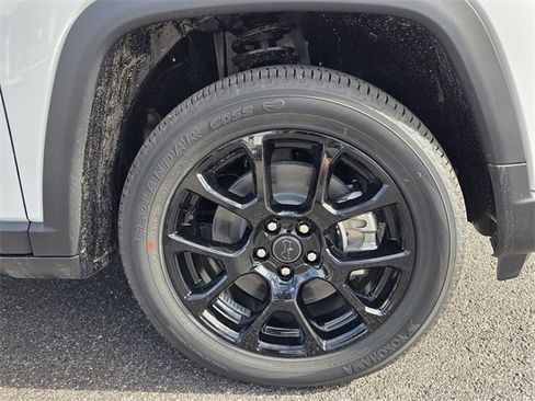 Used 2026 Jeep Compass Latitude image 9