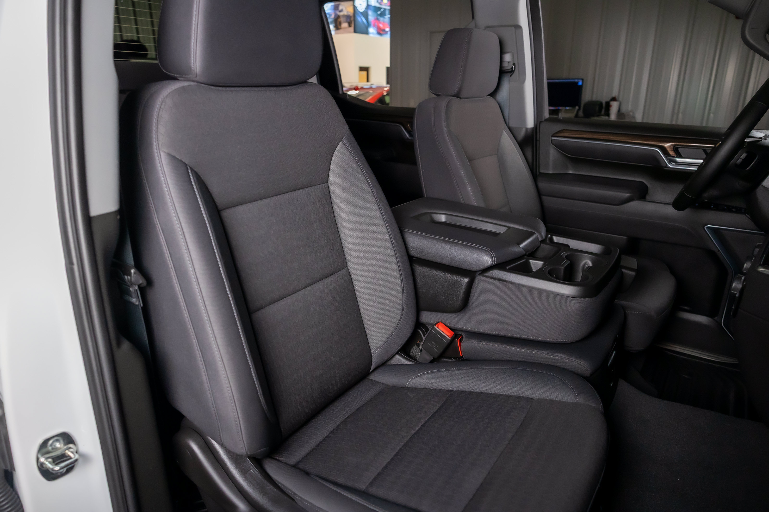 Used 2025 Chevrolet Silverado 1500 LT AWD/4WD image 16