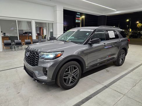 Used 2025 Ford Explorer ST-Line w/ ST-Line Street Pack image 2