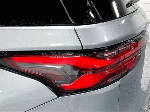 Used 2023 Chevrolet Traverse LT w/ LT Premium Package image 23