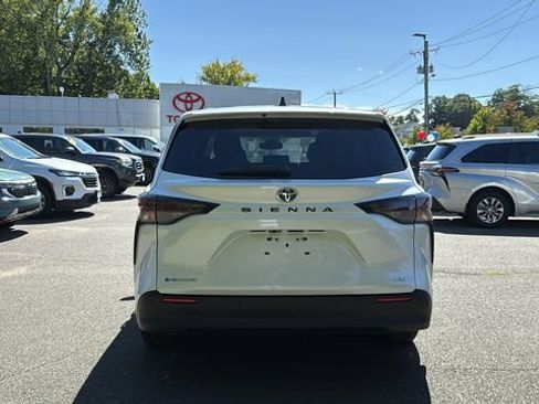 Used 2025 Toyota Sienna XLE AWD/4WD image 5
