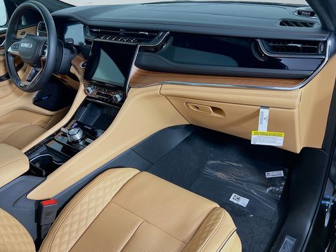 New 2025 Jeep Grand Cherokee Summit image 23