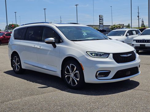 New 2026 Chrysler Pacifica Pinnacle w/ Trailer Tow Group AWD/4WD image 5
