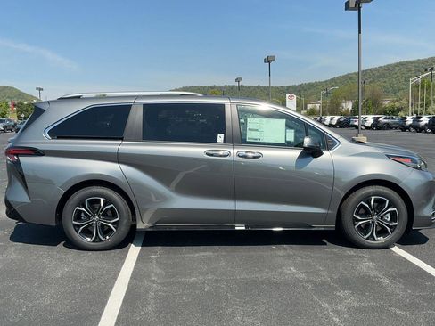 New 2026 Toyota Sienna Platinum AWD/4WD image 3