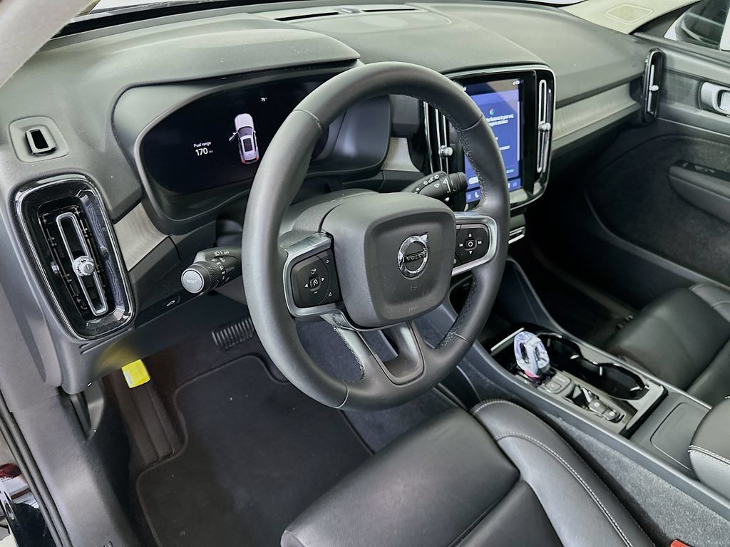 Used 2024 Volvo XC40 B5 Plus AWD/4WD image 30