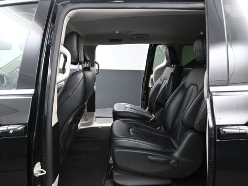 Used 2024 Chrysler Pacifica Select image 26