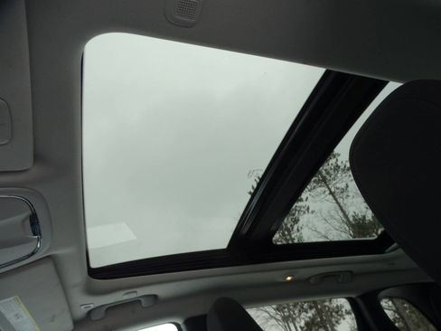 Used 2019 Jeep Cherokee Latitude Lux w/ Comfort & Convenience Group image 11