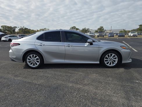 Used 2021 Toyota Camry LE image 3