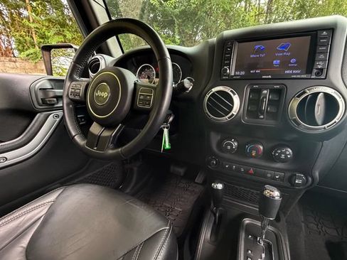 Used 2018 Jeep Wrangler Unlimited Sahara w/ Connectivity Group AWD/4WD image 20