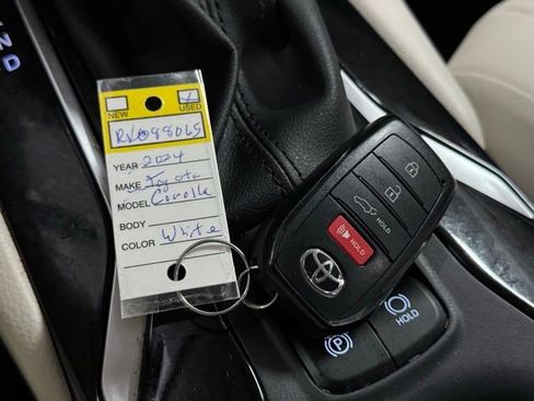 Used 2024 Toyota Corolla Cross XLE image 36