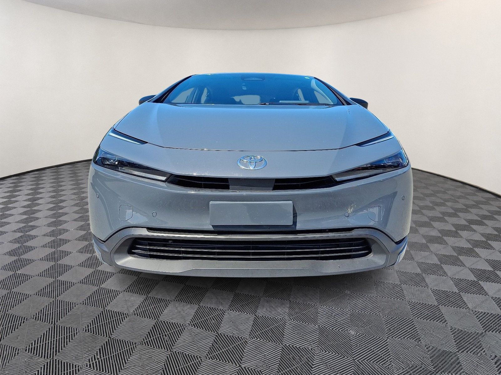 Used 2024 Toyota Prius LE FWD image 2
