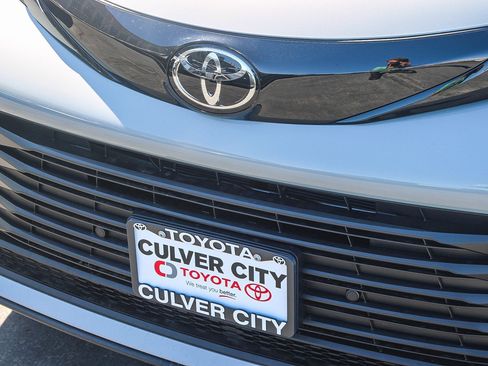New 2026 Toyota Sienna XLE Woodland Edition AWD/4WD image 6