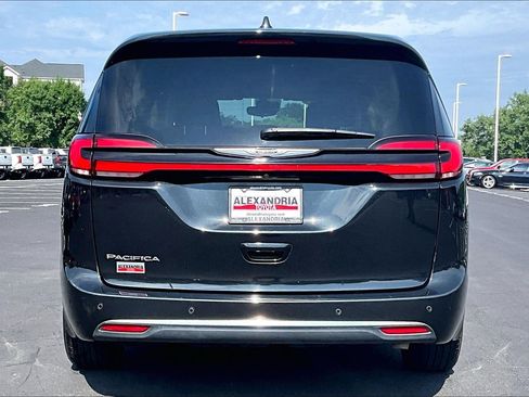 Used 2023 Chrysler Pacifica Touring-L FWD image 4