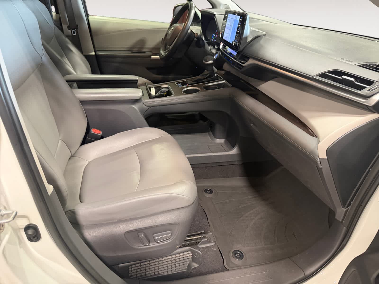 Used 2021 Toyota Sienna XLE w/ XLE Plus Package FWD image 16