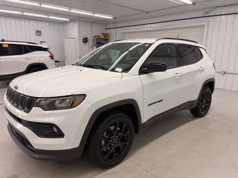 Used 2025 Jeep Compass Latitude w/ Altitude Special Edition AWD/4WD image 3