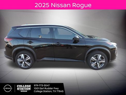 Used 2025 Nissan Rogue SL image 2