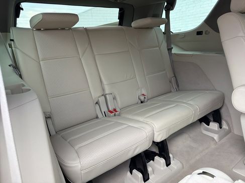 Used 2022 Cadillac Escalade Premium Luxury Platinum w/ Heavy-Duty Trailer Package image 12