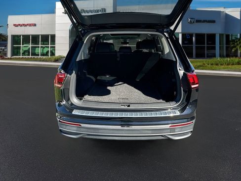Used 2022 Volkswagen Tiguan SE w/ Panoramic Sunroof Package image 32