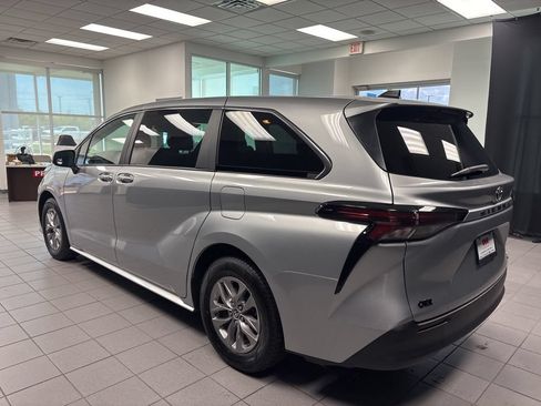 Used 2024 Toyota Sienna LE FWD image 6